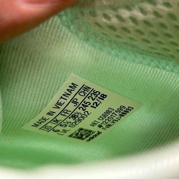 adidas Originals unisex-child Nmd_r1's Running Shoe Size 6 / Women 7 / Men 6 - Picture 5 of 8